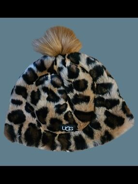 NWOT UGG Youth 4-6 Years Winter Pom Beanie Hat